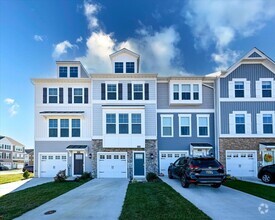 Building Photo - Attractive Townhouse in Plantation Lakes (...