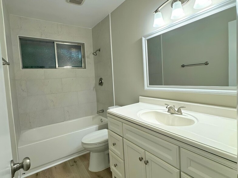 Building Photo - 4626 Highlake Dr