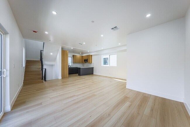 Building Photo - 1237 N Orange Dr