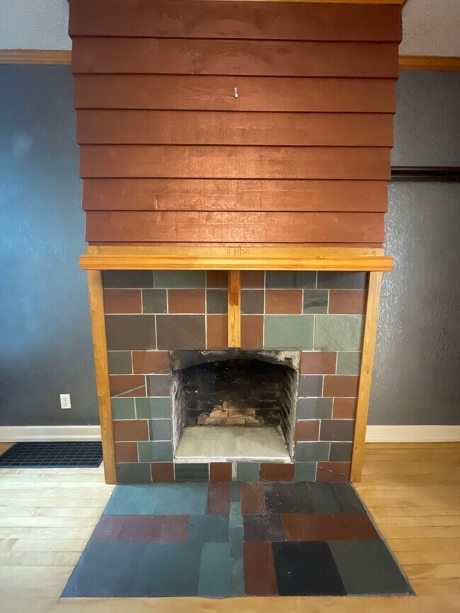 Building Photo - AVAILABLE NOW - 3 Bedroom/1.5 Bath Home wi...