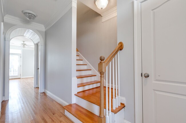 Building Photo - 3 Bedroom Townhome in Oregon Hill!