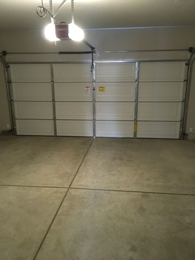 Building Photo - 4 Bedroom West Redding Townhome-  MOVE IN ...