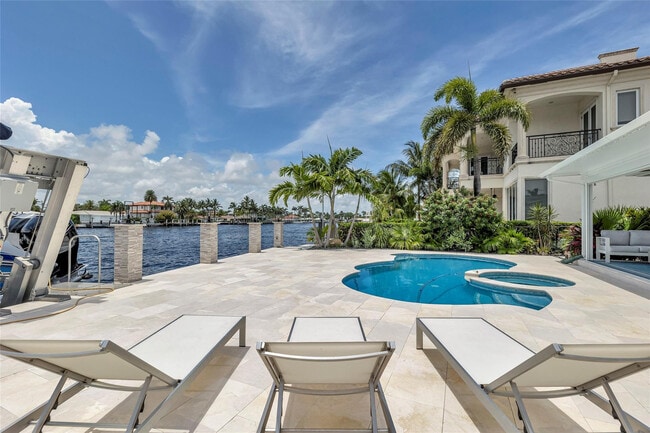 Building Photo - 2005 N Riverside Dr