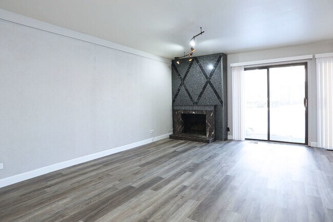 Building Photo - 236 Deerpath Ct