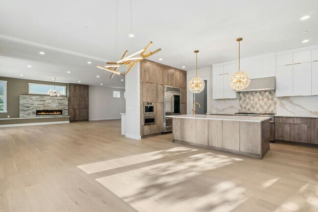 Building Photo - 5Bd/4.5Ba Bellevue House