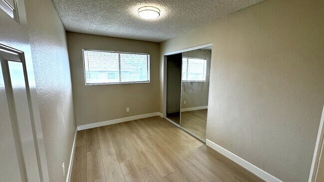 Building Photo - Newly Renovated Spacious 3-Bedroom Townhom...