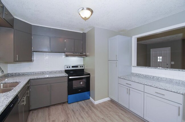 Building Photo - Beautiful 3 Bedroom / 1.5 Bath *Large Corner Lot* 2 Car Garage