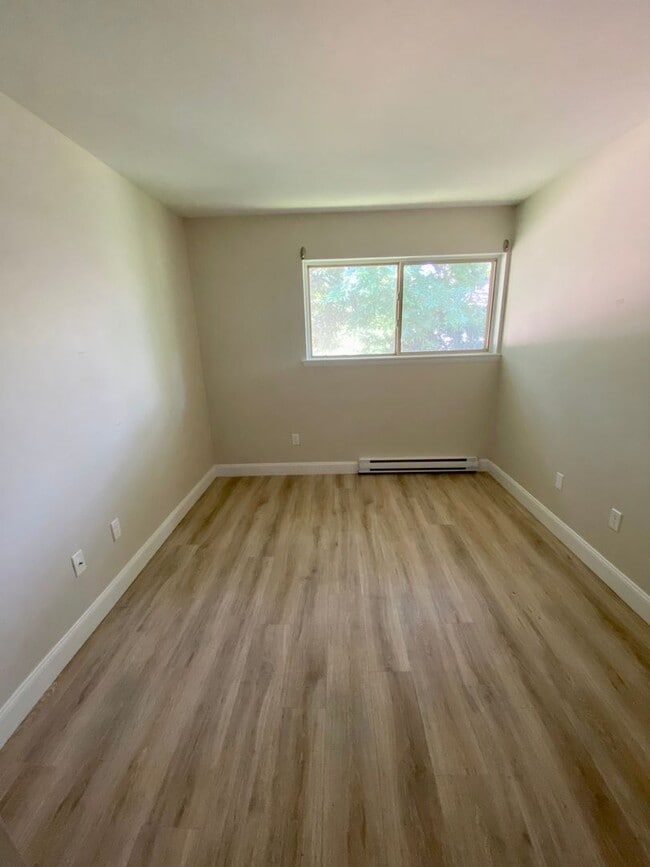 Building Photo - Bright & Remodeled 2BD/1BA 2nd Floor Quarr...