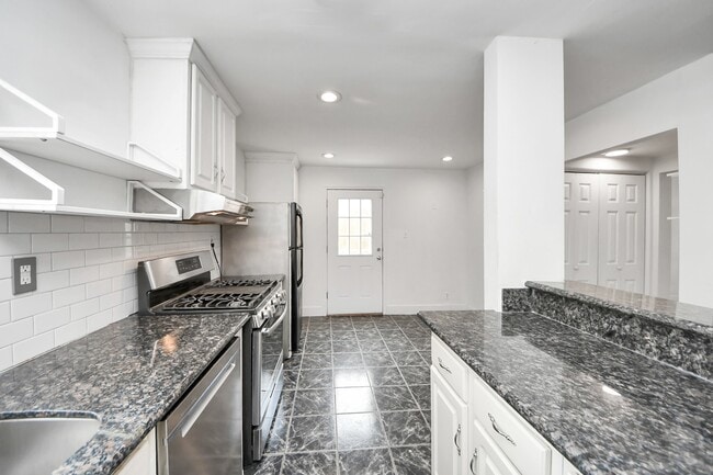 Building Photo - 7722 Elm St
