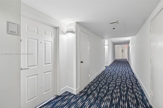 Building Photo - 540 Brickell Key Dr