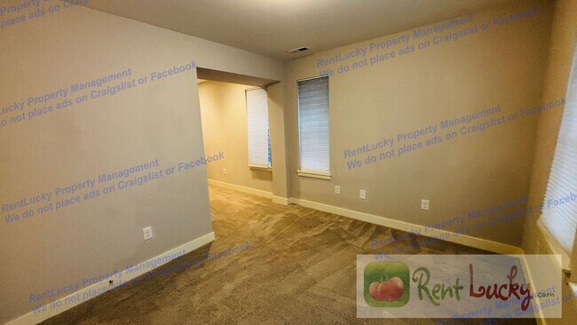 Building Photo - Spacious Issaquah Townhome w/ Entry-Level Suite & 2-Car Garage