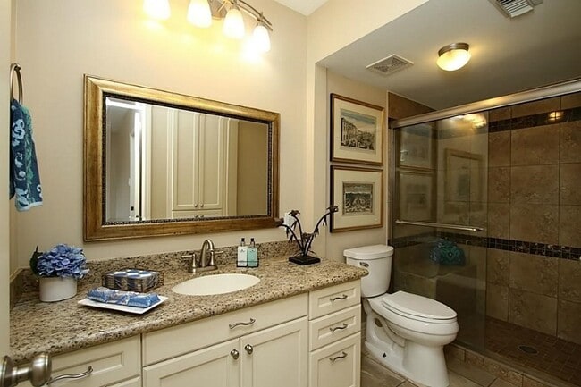 Building Photo - 5228 Woodlawn Pl