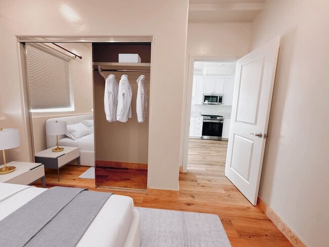 Building Photo - Stunning Renovated Lower Level  2 Bed / 1 Bath - 1.5 Miles to Beach