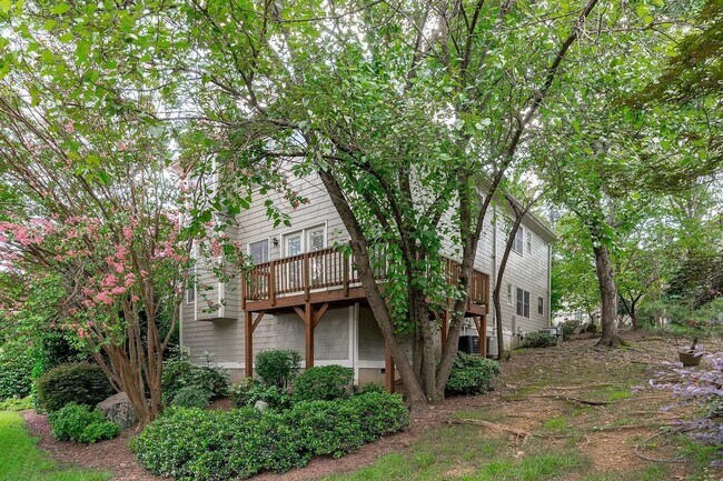 Building Photo - Location meets effortless living in this beautiful END UNIT townhome