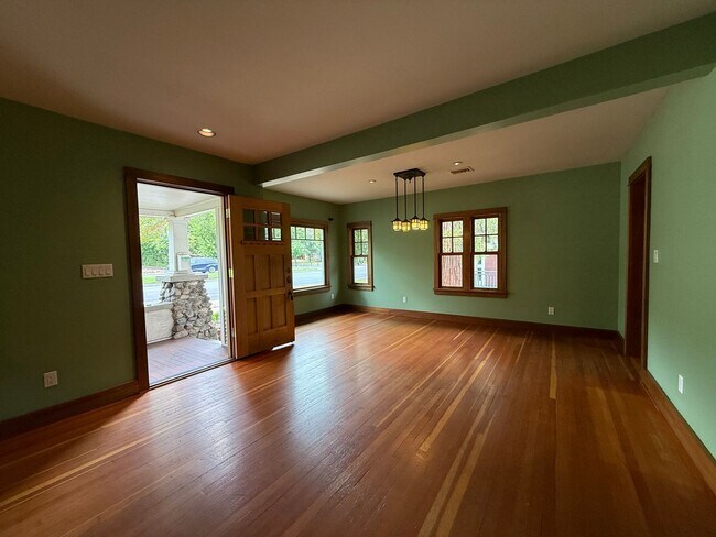 Building Photo - Craftsman home near Downtown Ashland | Ava...