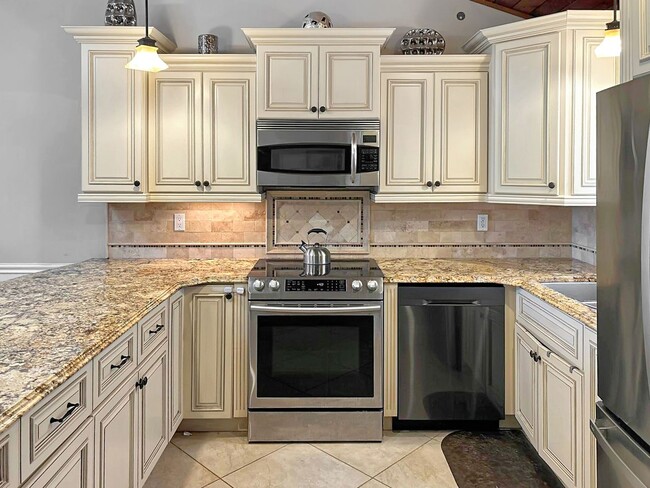 Building Photo - PEACEFUL WOODED RETREAT IN ASPENWOOD AT GRENELEFE!