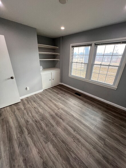 Building Photo - 2802 Flora Ave