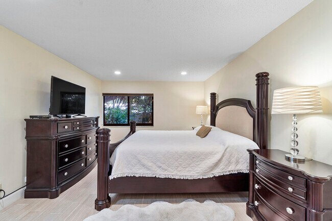 Building Photo - 250 S Ocean Blvd