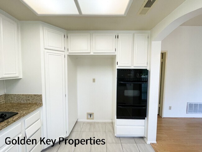 Building Photo - 2BR/1.5BA Condo in Charlemont in Vista! Cl...