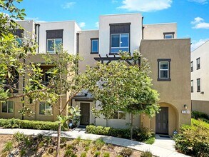 Building Photo - Beautiful 4B/3BA Vista Home w/ Pool & Mode...