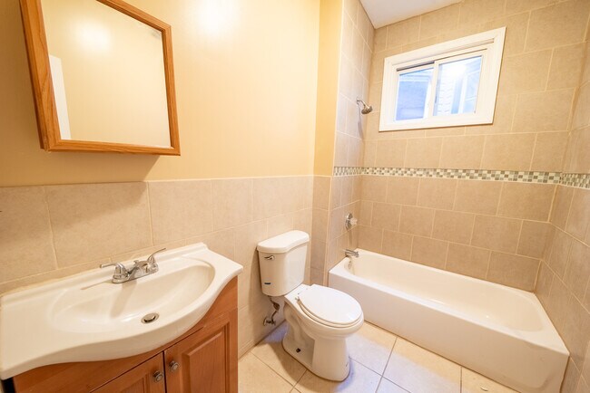 Building Photo - 166 Seymour Ave