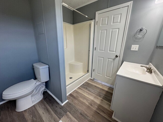 Building Photo - Loris - 3 Bedroom / 2 Bathroom Manufacture...