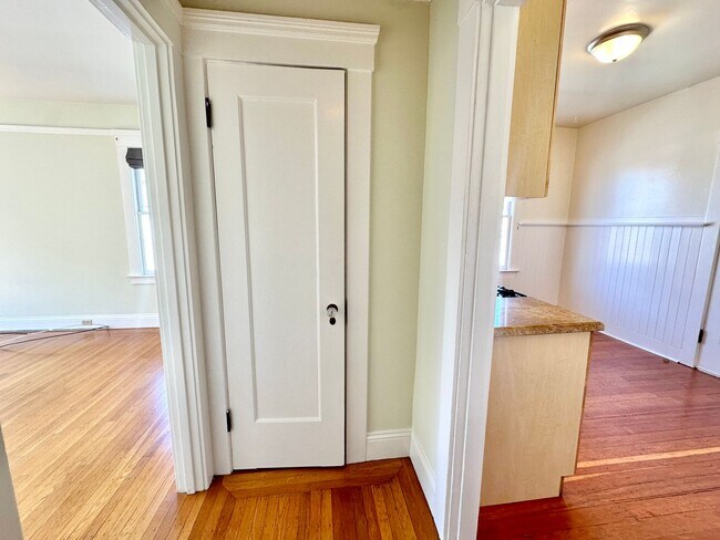 Building Photo - Storage Galore!!  1bd in heart of Noe/Miss...