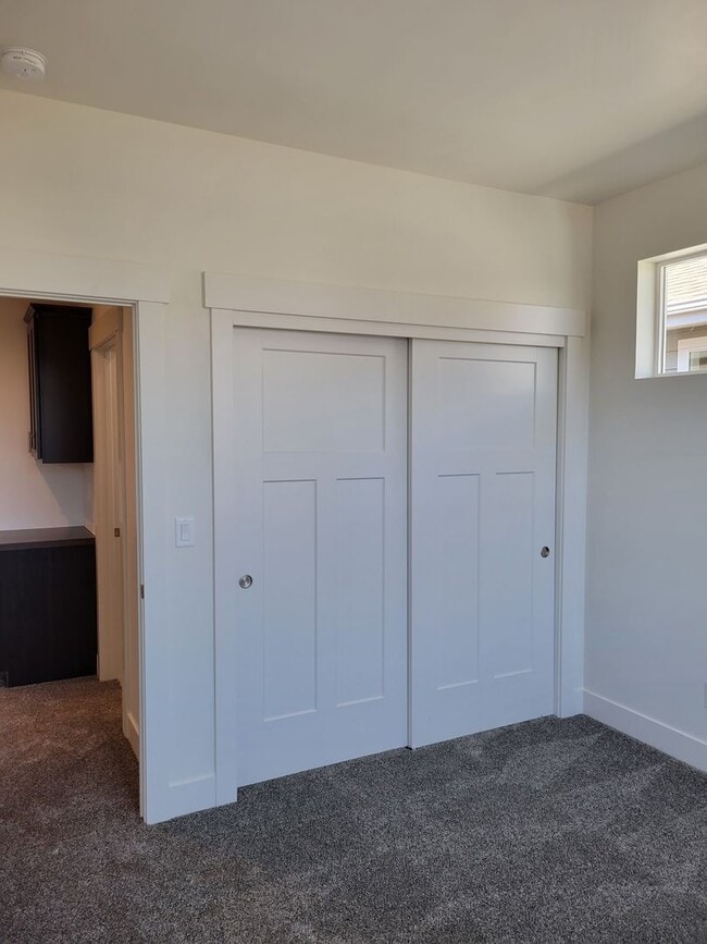 Building Photo - 3 Bed 2.5 Bath with double attached garage in Belgrade