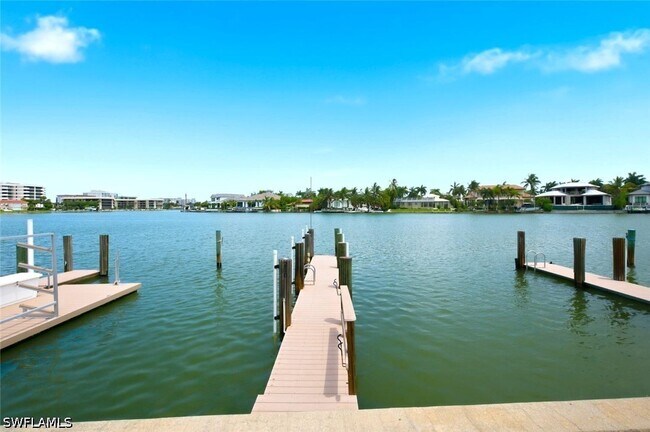 Building Photo - 333 Harbour Dr