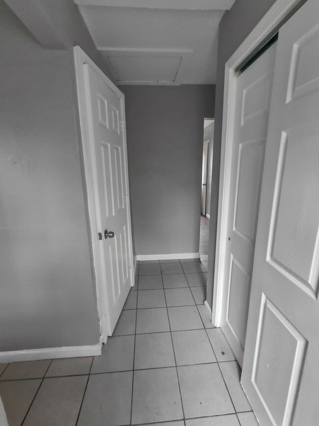 Building Photo - 1218 Maple Ave