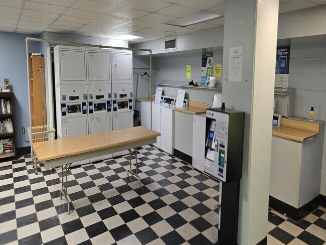 Building Photo - 1271 Poplar Ave