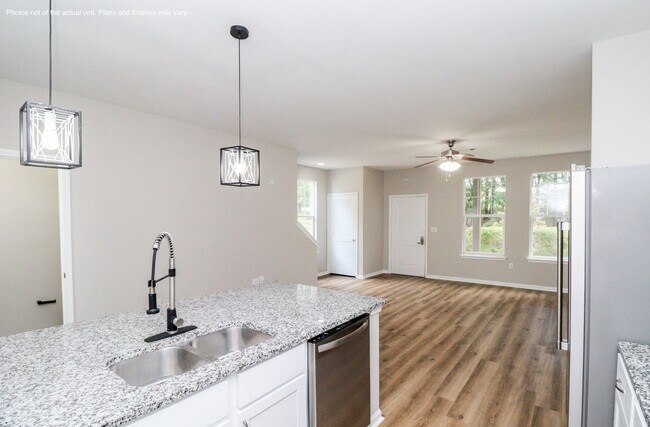 Building Photo - 3BD/3BA Available for Early August Move In