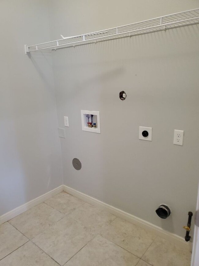 Building Photo - 4 bedrooms/2.5 bath over 2,000 square feet