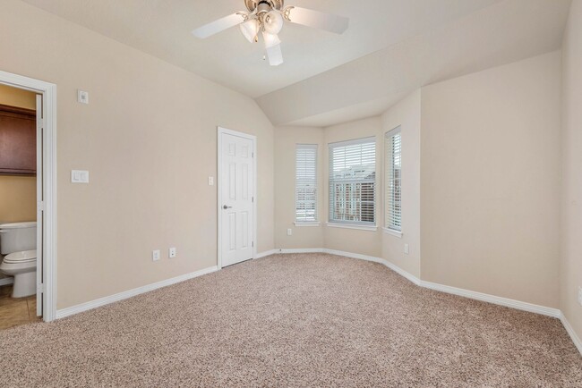 Building Photo - 4bed/4.5 LakeRidge Townhome Available for ...