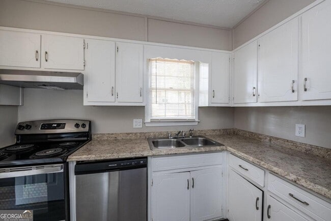 Building Photo - 580 Downing St