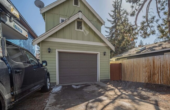 Building Photo - Desirable Modern & Charming Westside 2BR -...