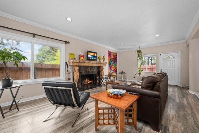 Building Photo - Spacious bedrooms!