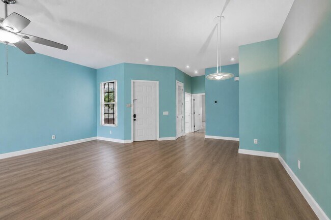Building Photo - 546 SW New Castle Cove