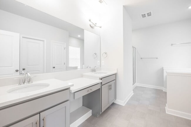 Building Photo - Beautiful 3 Bedroom Home on Corner Lot in ...