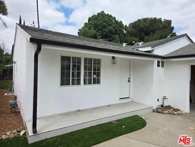 Building Photo - 8519 Yolanda Ave