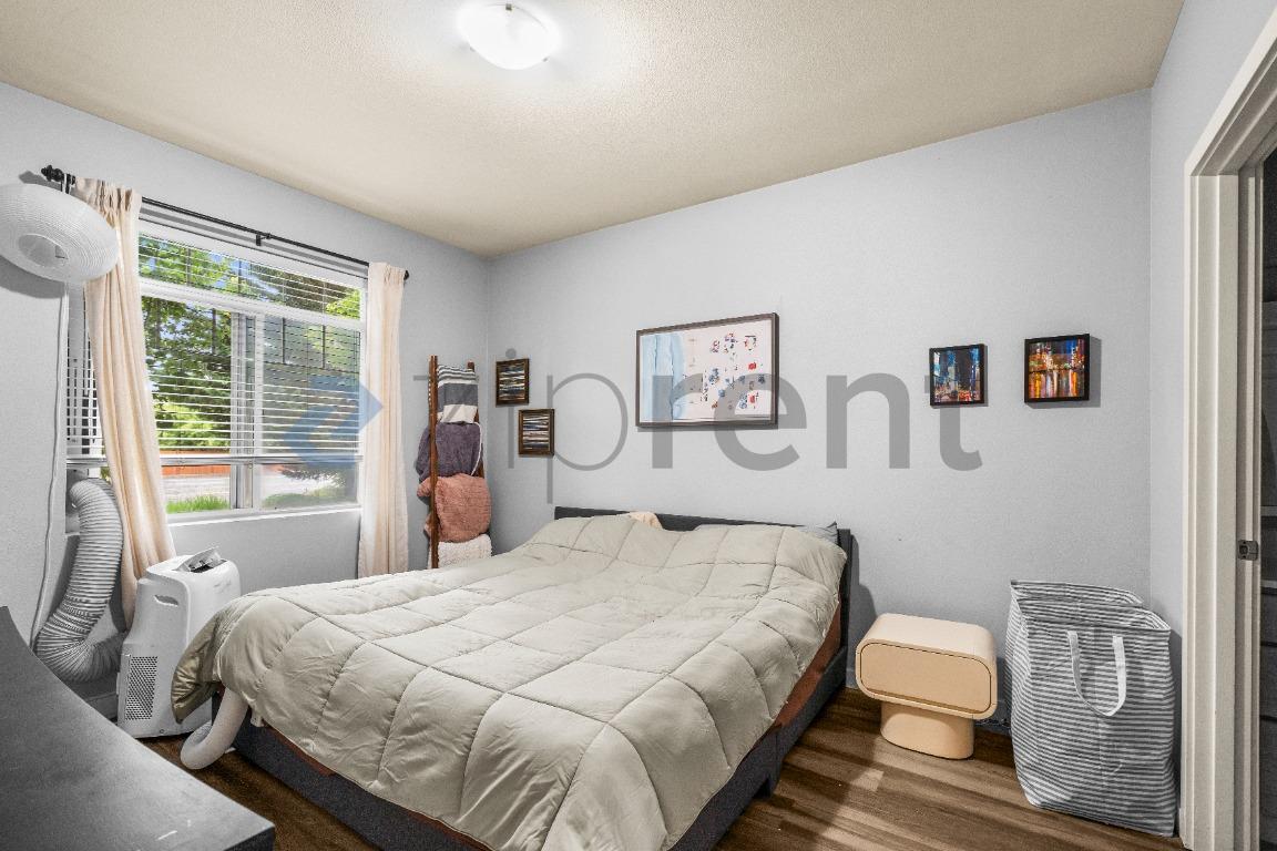 Building Photo - Unit E201