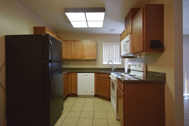 Building Photo - Cozy single story condo close to the commu...