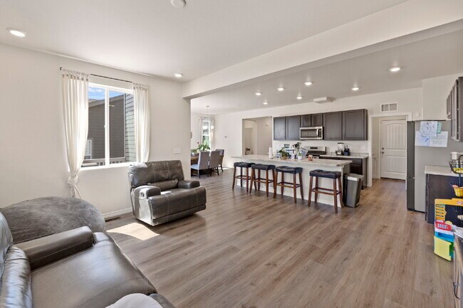 Building Photo - Bright and Beautiful Home with Gourmet Kit...