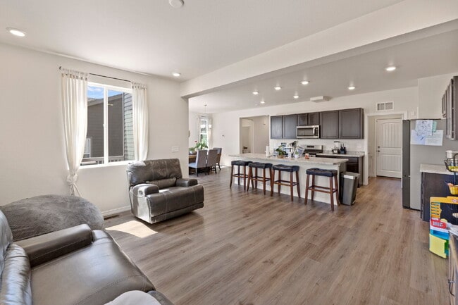 Building Photo - Bright and Beautiful Home with Gourmet Kitchen & Hardwood Floors