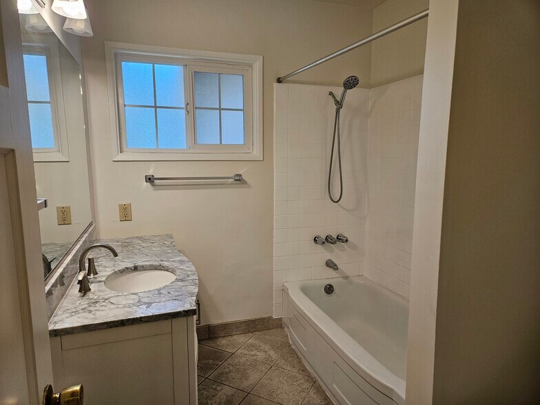 Building Photo - 9966 Glencrest Cir