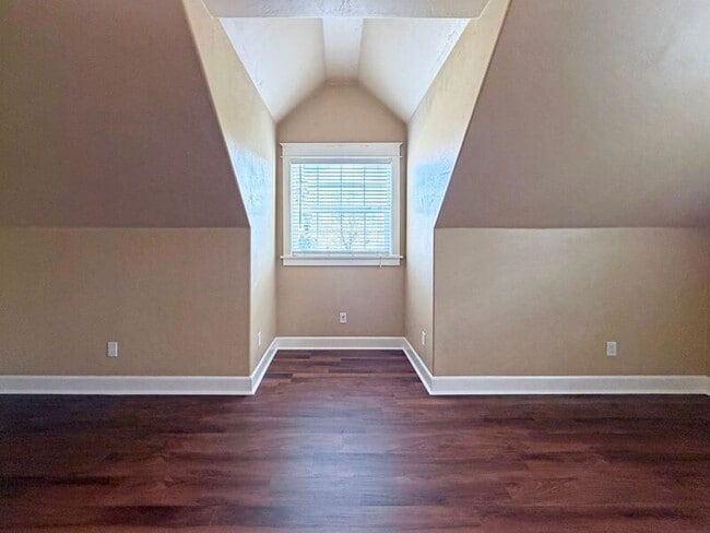 Building Photo - 520 Honeysuckle Ln