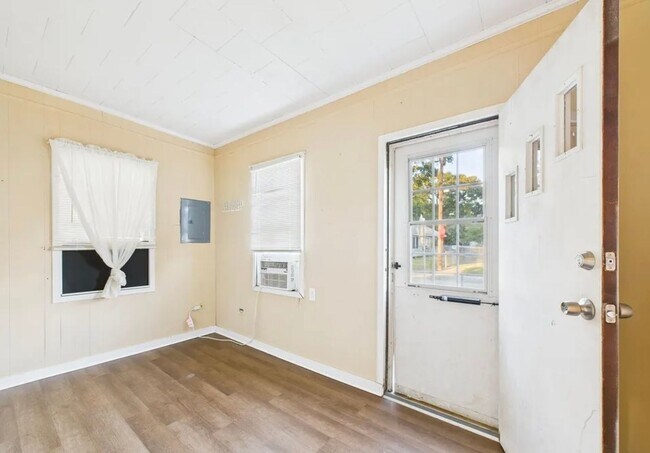 Building Photo - 1/2 OFF 1ST MONTH RENT - 2 Bedroom 1 Bathroom House for Rent