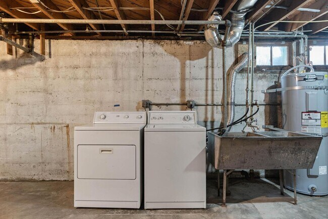 Building Photo - Beautifully maintained 1-bdrm/1-bath unit in 4-plex. Fireplace, off-street parking, laundry, grea...