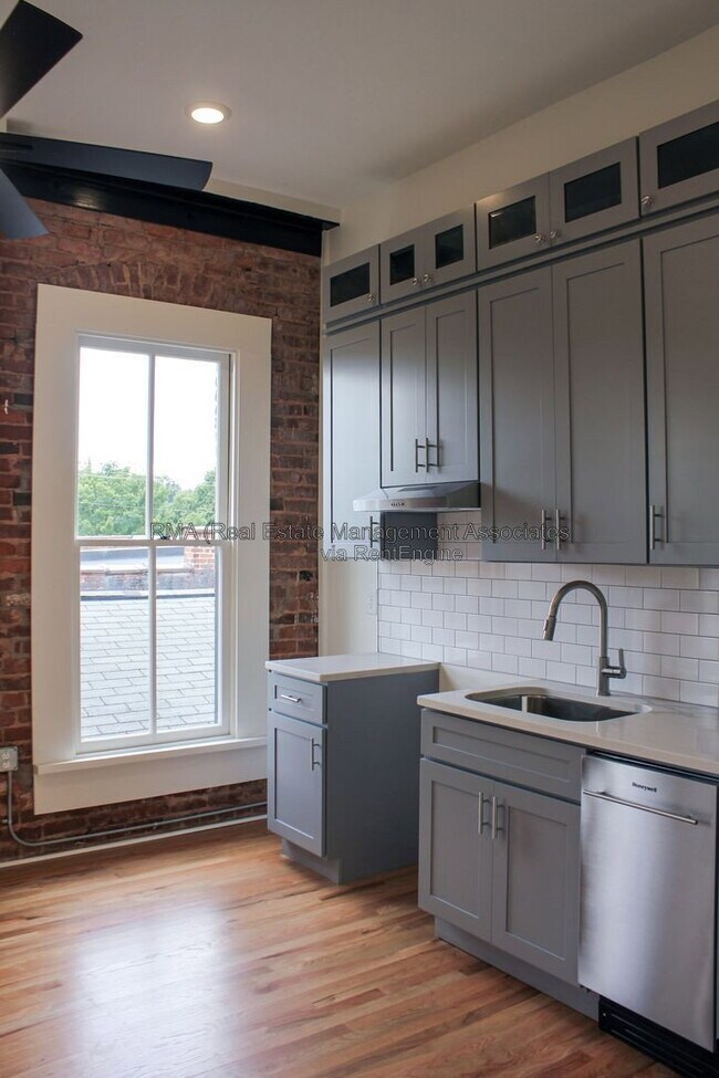 Building Photo - 4 6/8 Zebulon St