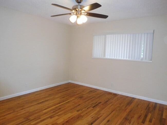 Building Photo - UNR friendly 3 Bedroom , 2 Bath close to campus